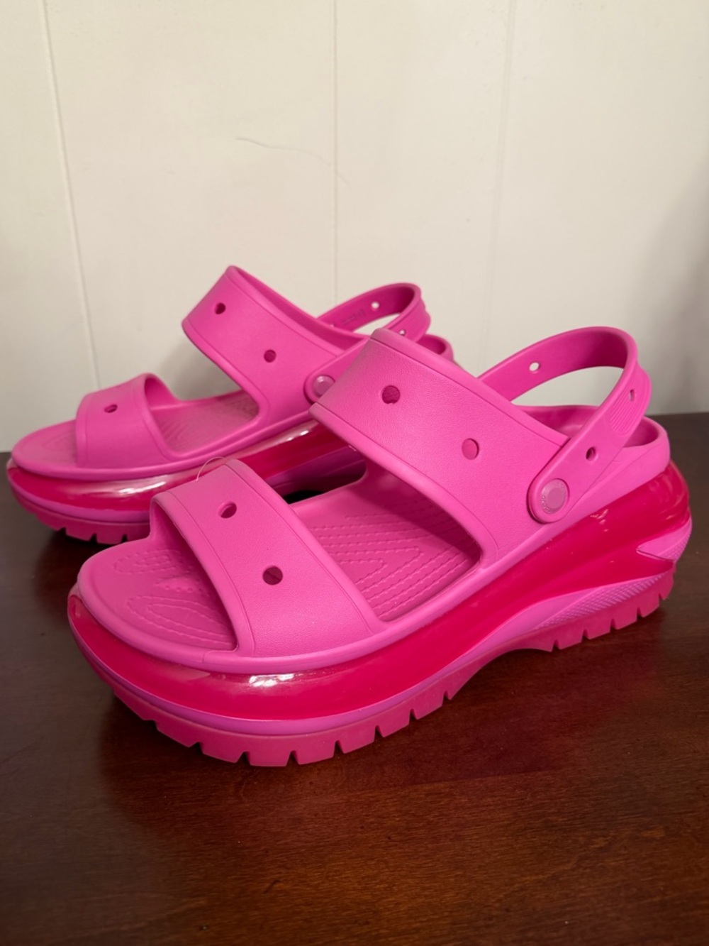 Crocs Mega Crush Sandal Electric Pink Platform Men's 13 women’s 15 - Picture 2 of 9
